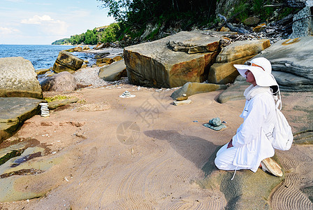 冥想沉思温泉瑜伽女士海岸福利女性支撑海滨休息图片