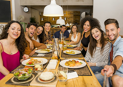 餐厅的朋友们制作自相自拍手机食物团体享受派对夫妻闲暇女性午餐酒精图片