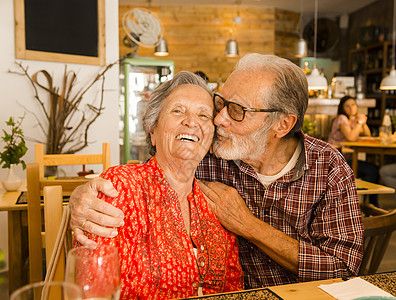餐厅的老夫妇老年人午餐女士幸福食物家庭男人桌子老年图片