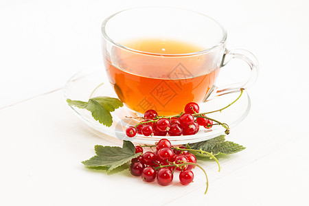 以茶杯和清红的凉律供茶叶杯子叶子白色玻璃食物浆果宏观红色水果饮料图片