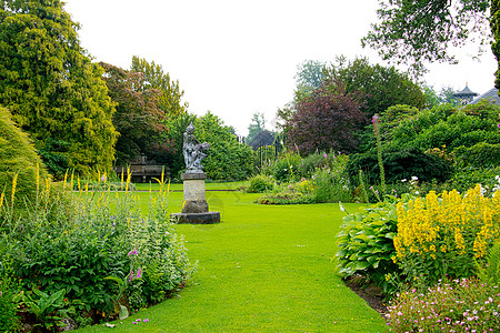 园中插花和园圃中的花卉建筑英语房子绿色园艺植物土地木头花园作品图片