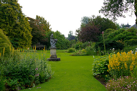 园中插花和园圃中的花卉绿色木头英语公园建筑花园作品房子树木园艺图片
