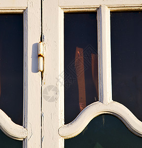 在和旧建筑瓦砖结构的窗口中古董石头历史性乡村建筑学安全房子玻璃住宅城市图片