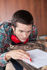 男人在看飞机财产工具工人建造绘画木匠铅笔听力男性木材图片