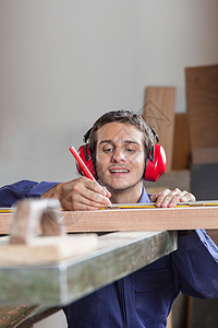 测量木板的木匠木工财产木材职业男性围裙建筑工作安全男人图片