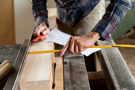 人测量木板木工作坊木匠水平统治者男性工具木头木材工作图片