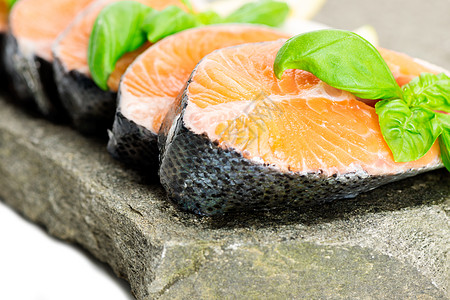 石上撒满了和柠檬寿司岩石白色鳟鱼烹饪营养红色餐厅饮食食物图片