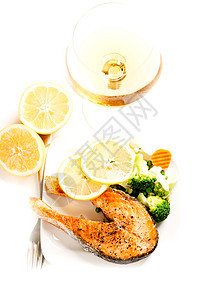 盘板垂直的灰鲑鱼和蔬菜图片