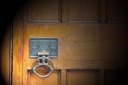 红色铜钉和光亮的黄铜制铜甲装饰品入口金属古董艺术安全门把手建筑建筑学木头图片
