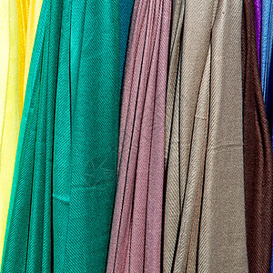 在龙登的附属饰品 彩色围巾和头巾旧市场商业店铺节点棉布材料季节织物纺织品服装羊绒图片