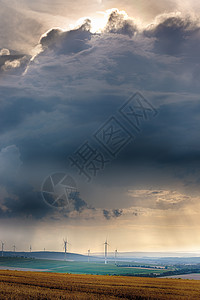 德国Pfalz Alzey附近有云的风力发电机图片