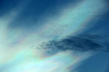 美丽的白月多彩云衍射太阳阳光天空蓝色虹膜彩虹白色菌盖背景图片