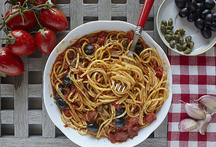 意大利食品 意大利面食 加番茄 橄榄和披风 称为香菜营养面条胡椒午餐食物美食牛肉蔬菜餐厅图片