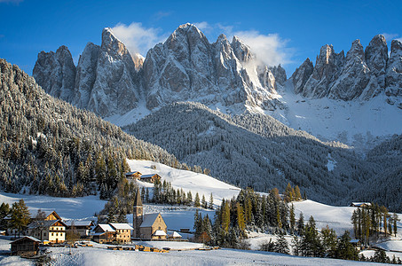 冬季多洛米人村教会滑雪胜地高山图片