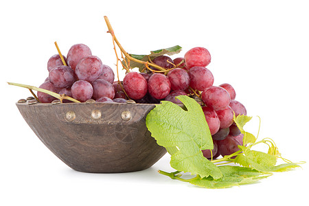 红色葡萄林中新鲜红葡萄白色浆果盘子红色绿色小吃收获茶点水果木头背景