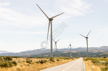 风力涡轮机沥青环境涡轮力量晴天土地天空电流旋转蓝色图片