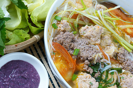 越南食物 bun rieu bunrieu 越南吃猪肉汤面挂面香料沙拉螃蟹美食街道面条营养图片