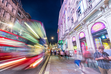 伦敦  6月16日 2015年 皮卡迪利马戏团地区的交通地标甲板街道广告王国建筑学娱乐运动红色夜生活图片
