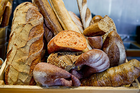 木箱中的法国面包袋窗户木头糕点谷物盘子面团硬皮早餐午餐食物图片