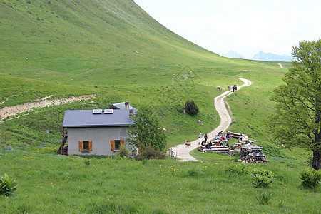 带太阳能电池板的山丘小屋控制板气候生物建筑学力量环境阳光细胞房子经济图片