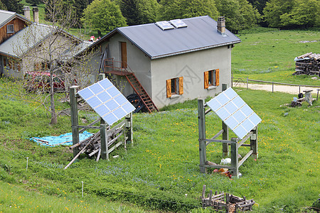 带太阳能电池板的山丘小屋太阳能板房子细胞场地面板木头控制板力量阳光建筑学图片