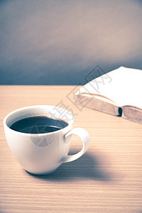 带咖啡的打开书饮料木头图书杯子写作咖啡店笔记本飞碟商业黑色图片