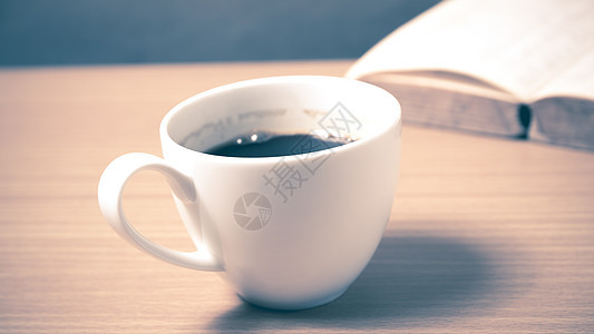 带咖啡的打开书杯子写作桌子教育飞碟白色黑色日记木头咖啡店图片