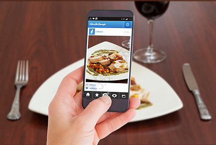 女性手握智能手机的复合图象照片晚餐社区蔬菜美食酒店餐饮电脑电话面包图片