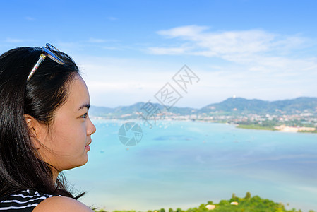 前往泰国普吉海观海的女性游客码头蓝色女孩天空海岸旅行娱乐海滩风景眼镜背景图片