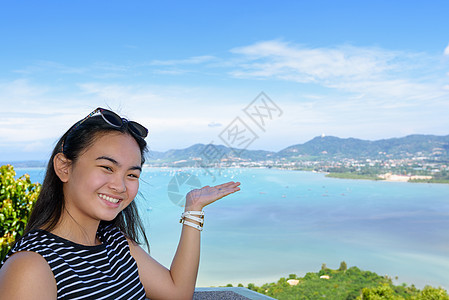 访问普吉省PhuketTha大海的旅游女游客假期画幅风景蓝色女孩娱乐热带女性城市旅行图片