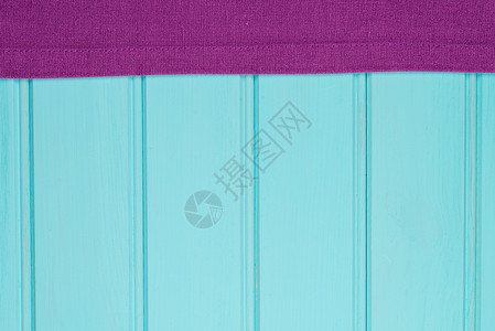 木制桌子上的紫色毛巾餐厅野餐厨房白色木头纺织品亚麻烹饪毯子材料图片