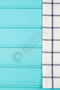 蓝毛巾和白毛巾在桌边亚麻菜单木板蓝色餐巾木头材料桌子餐厅格子图片