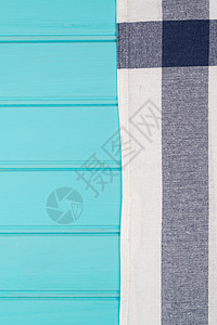 蓝毛巾和白毛巾在桌边毯子材料餐厅织物木板木头格子菜单蓝色纺织品图片