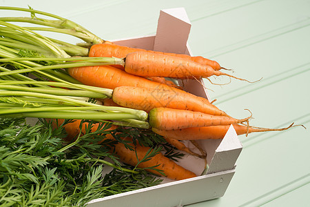 木制桌上的胡萝卜生态水平木头盒子绿色橙子营养蔬菜农场白色背景图片