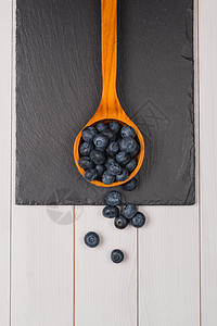 木勺上的蓝莓蓝色静物乡村水果勺子背景维生素浆果食物森林图片
