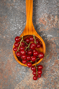木制勺子的托架水果花园甜点浆果营养植物农业木头美食季节图片