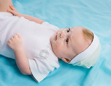蓝色毯子上的婴儿说谎工作室白色孩子童年帽子女性新生儿童图片