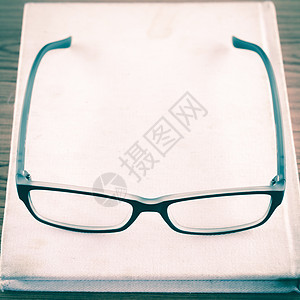 笔记本上的眼镜作品笔记备忘录螺旋活页工作商业笔记纸宏观日记图片