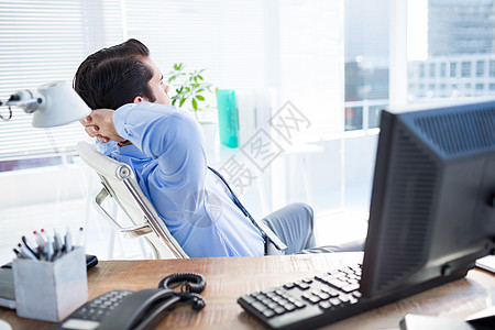 办公室服务台深思熟虑的商务人士创造性男性领带思维商务电子衬衫桌子电话键盘图片