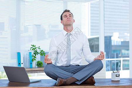 Zen 商务人士做瑜伽冥想商业放松办公室眼睛桌子人士技术调解笔记本职业图片