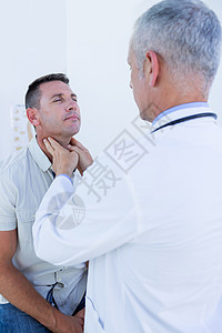 医生检查他的病人颈部保健脖子医院制服实验专业考试专家医疗医学图片
