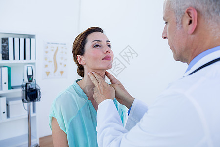 医生检查他的病人颈部男人考试从业者男性医学医疗制服职业保健女士图片