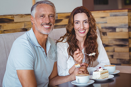 一起喝咖啡吃蛋糕的情侣餐厅零售杯子咖啡馆咖啡热饮微笑活动男性咖啡屋图片