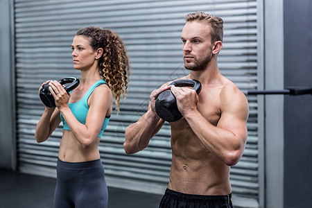 肌肉夫妇用小叮当锻炼奉献起重闲暇专注主义运动健身室训练健身房夫妻图片