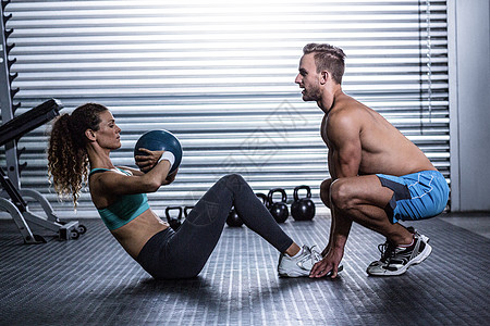 做腹部球锻炼的肌肉夫妇专注训练力量健身调子运动服调理健身室闲暇身体图片