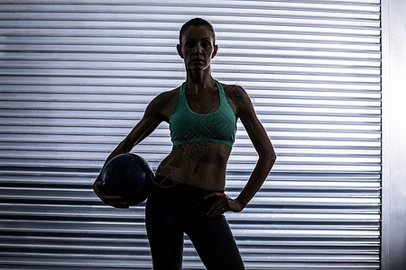 握着药球的肌肉女人健身房福祉运动服身体运动员女性实心闲暇护理健身室图片