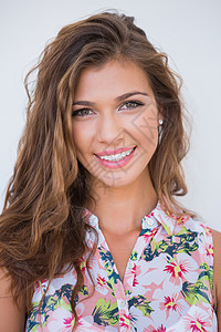 微笑的年轻女人的肖像衬衫动画女士女性花卉白色成人卷发图案幸福背景图片