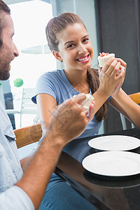 快乐的年轻夫妇吃蛋糕行业吸引力男性饮料闲暇甜点混血食品活动男人图片