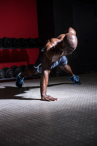 年轻健体建筑师单臂推车福利独臂肌肉中心健身室体质力量运动服闲暇运动员图片