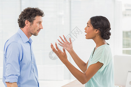 临时商业团队有争论的争议同事斗争混血女性女士烦躁分歧手势男人办公室图片